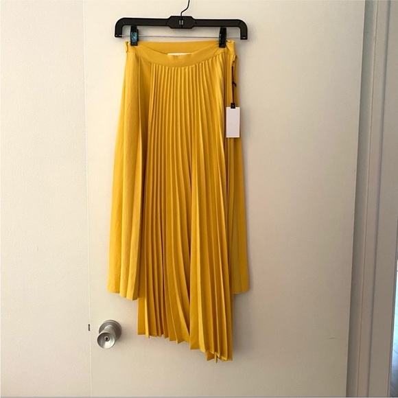 ASTR the label yellow pleated skirt - Picture 4 of 4